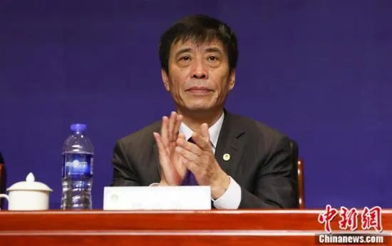 黑暗中，这些出现在他身边的人们从陈宪民到沈青禾再到夏继成就像一束束照进现实的光，最终将引导他走出迷茫